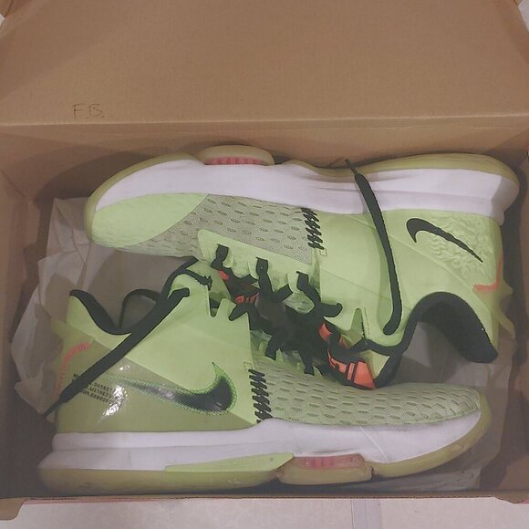 Size 12 - Nike LeBron Witness 5 Grinch Perfect For Any Collection - Picture 11 of 11